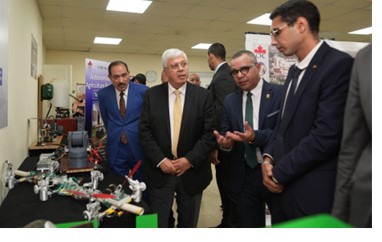 Dr.Ayman Ashour checked out student innovations and toured 
CIC’s facilities
